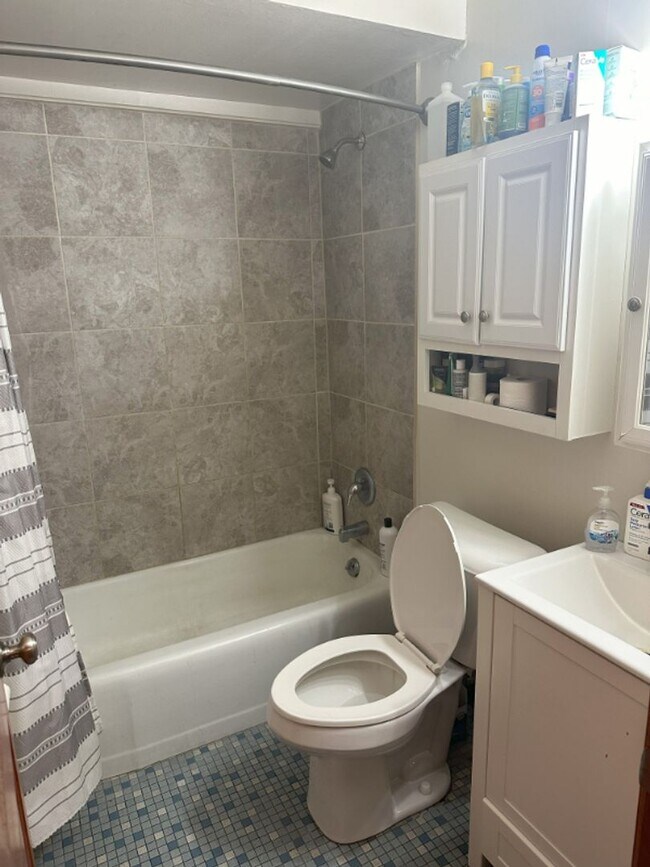 Building Photo - 1BR/1BA Main Level Unit Short Distance to ...