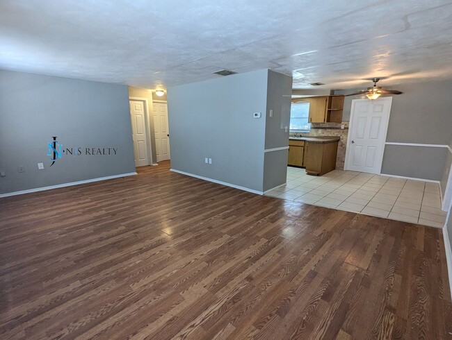 Building Photo - Must See 3/2/1 over 1000sf with tile/laminate floors, fresh paint, fenced yard and large living r...