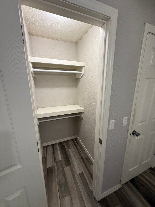 Building Photo - 819 Hardy Springs Cir