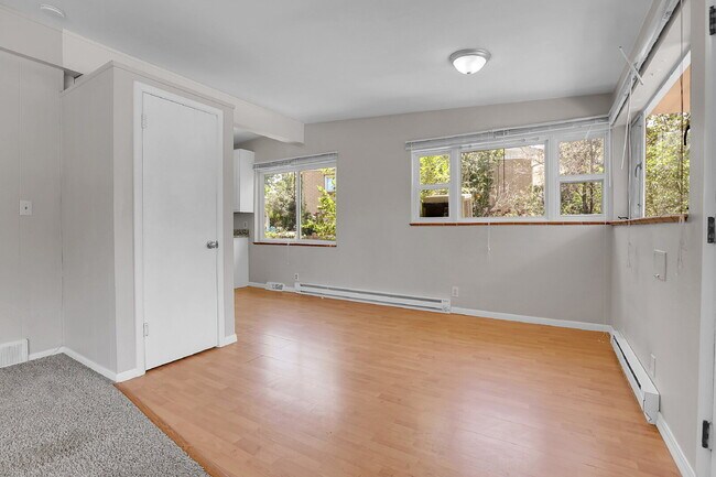 Building Photo - $1,995 - 3 Bed, 1 Bath Duplex Unit in Litt...