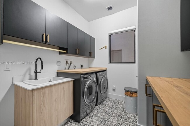 Building Photo - 5000 SW 159th Ave