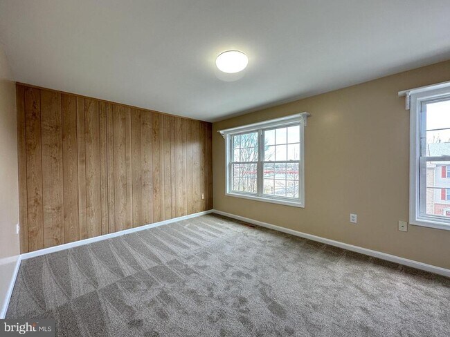 Building Photo - 102 Ridge Ct