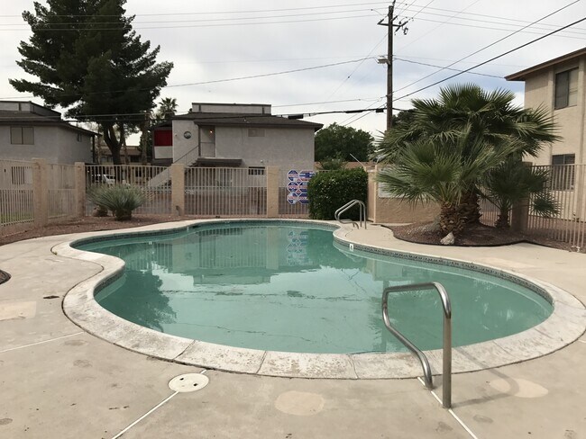 Building Photo - Downstairs 2-Bedroom Condo in Central Las ...