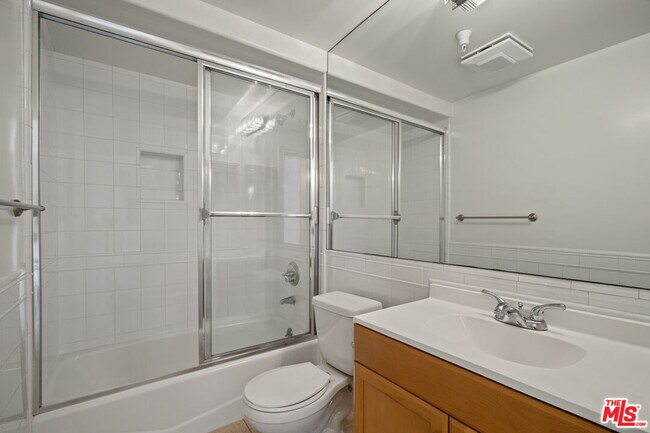 Building Photo - 3328 Oakhurst Ave