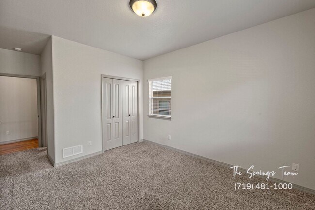 Building Photo - BEAUTIFUL 4BD + OFFICE MAIN-LEVEL LIVING H...