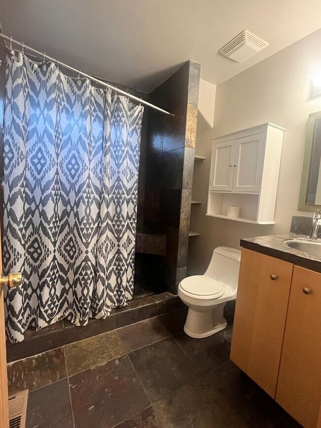 Building Photo - Long Term Lease available near Glenshire- $3800