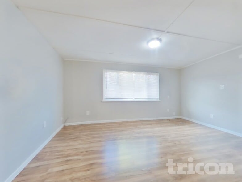 Building Photo - 402 E Pacific Ave