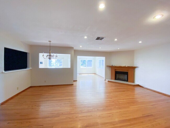 Building Photo - Spacious 3 Bed · 2 Bath Hillside Home — Mo...