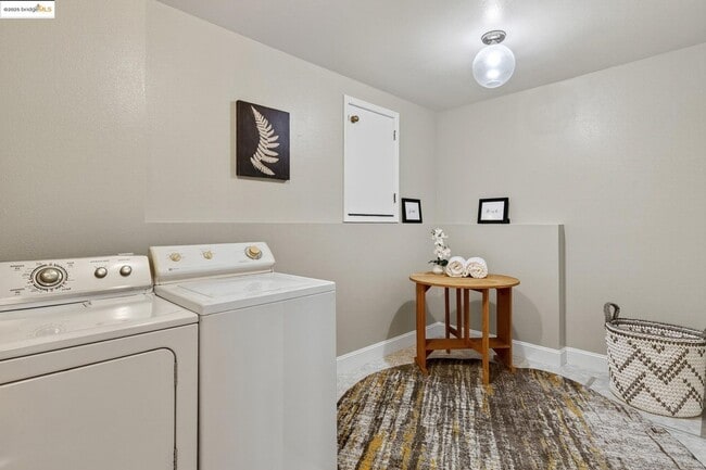 Building Photo - Four Bedroom Home with Panoramic Views