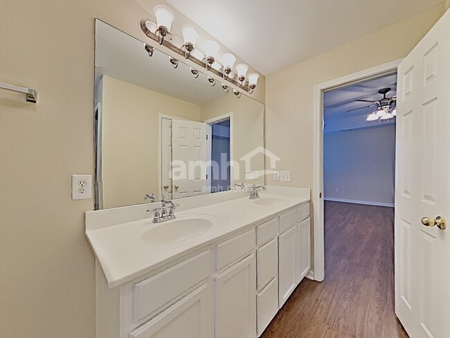 Building Photo - 1039 Vanguard Dr