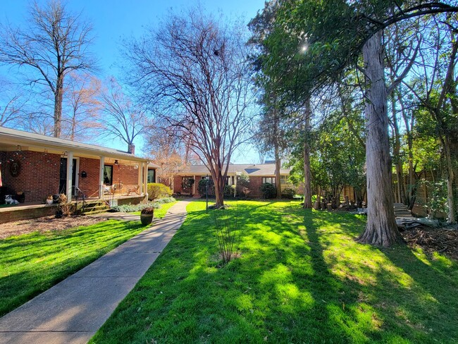 Building Photo - 2408 Providence Rd