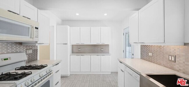 Building Photo - 1149 N Poinsettia Pl