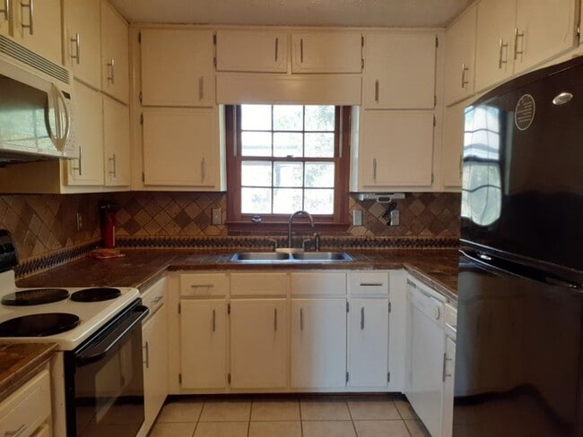 Building Photo - 634 S Jeff Davis Dr