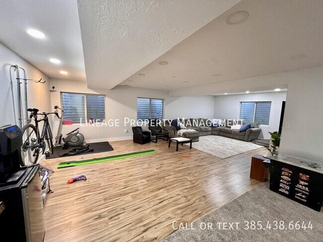 Building Photo - 9722 N Horizon Dr