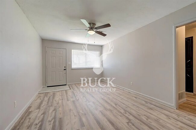 Building Photo - 705 N Dillon Ave