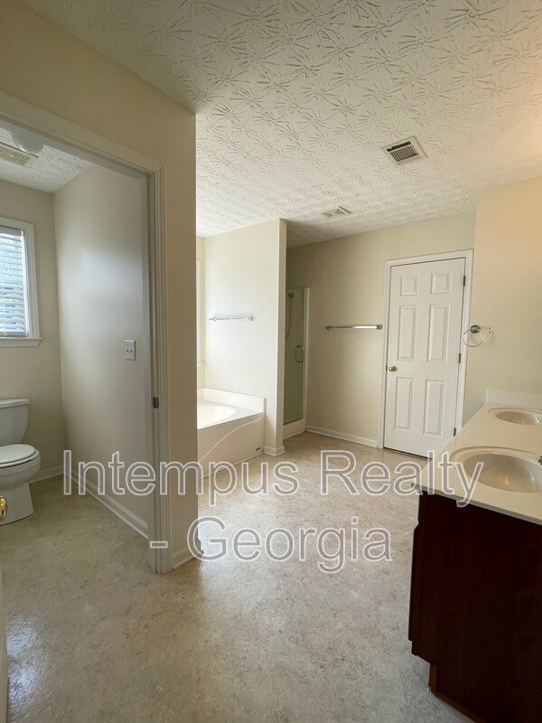 Building Photo - 2054 Pierce Way