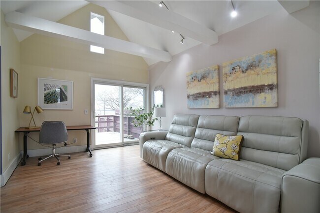 Building Photo - 2331 Edgemere Dr