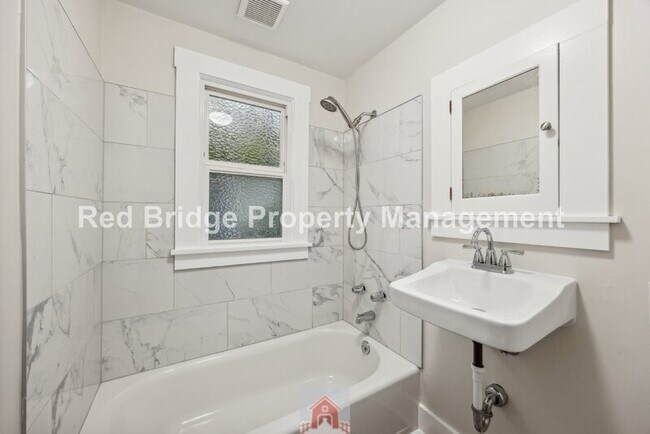 Building Photo - 2619 NE Flanders St