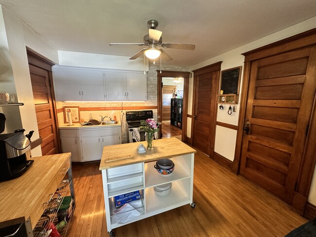 Building Photo - 309 6th Ave NE