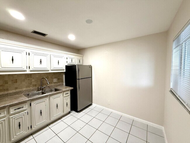 Building Photo - 511 W Kalmia Dr