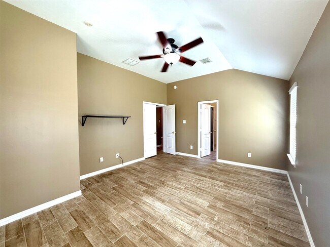 Building Photo - 10022 Driftwood Park Dr