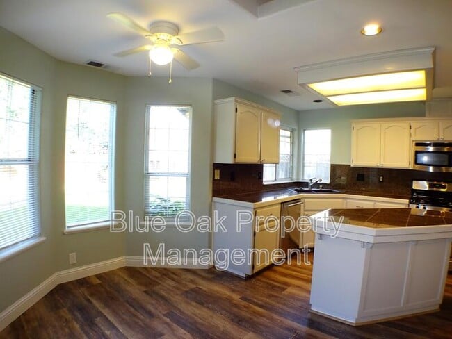 Building Photo - 612 W 6th Ave