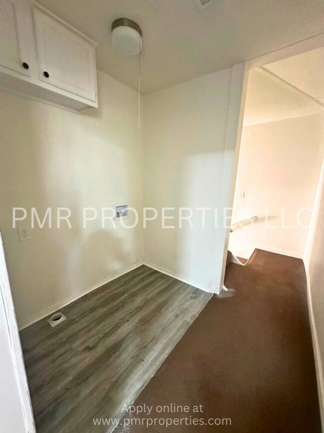 Building Photo - 3 Bedrooms / 1 Bathroom House