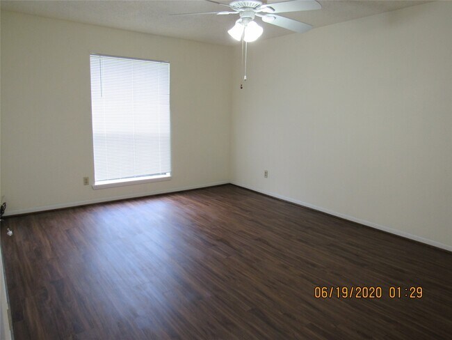Building Photo - 17401 Red Oak Dr