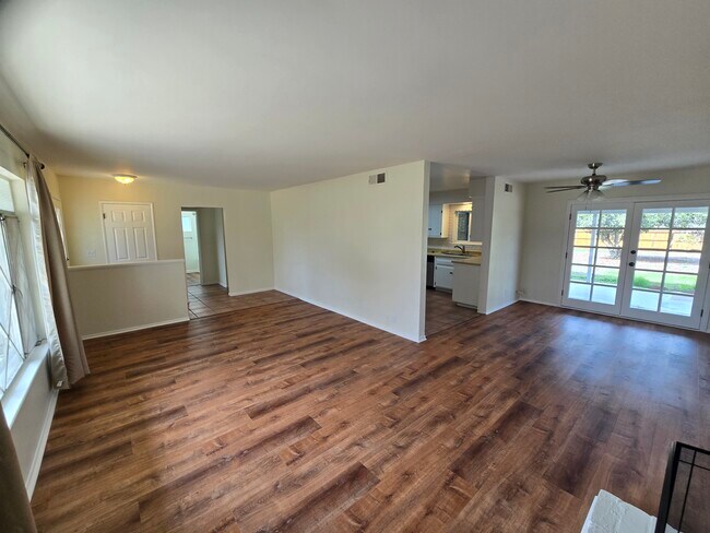 Building Photo - 449 Thumbelina Dr