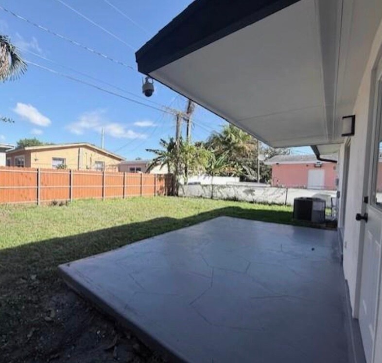 Building Photo - 275 NE 173rd St