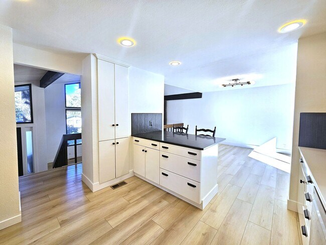 Building Photo - $3,200 - 5 Bed / 3 Bath Beautiful Home in ...