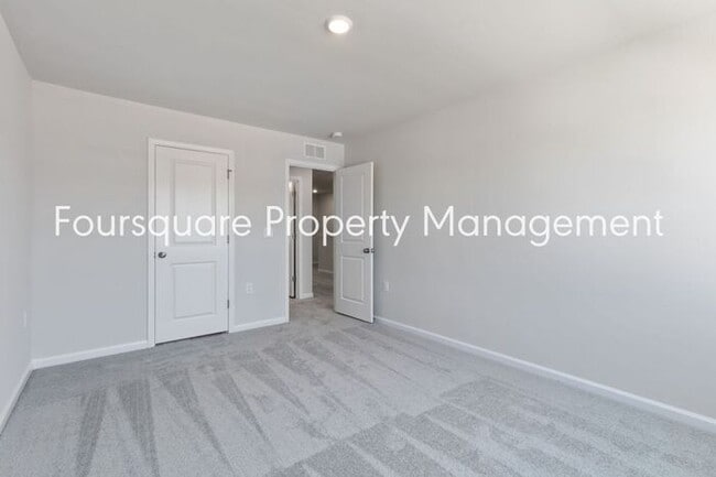 Building Photo - Townhome | Bonus Loft Space | Internet Inc...