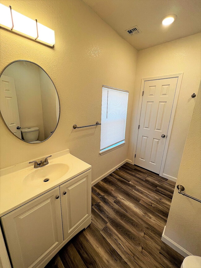 Building Photo - Charming 2 bedroom House