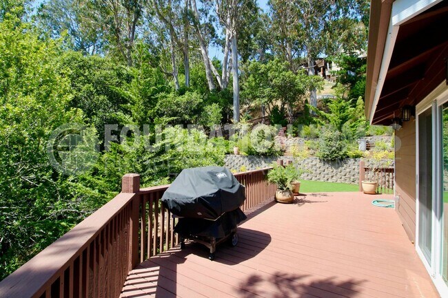 Building Photo - Spacious and Bright Tam Valley Home!  Mult...