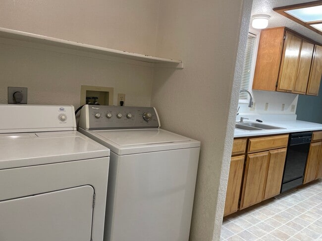Building Photo - Very Nice 2 Bedroom 1 Bath Duplex in Grant...