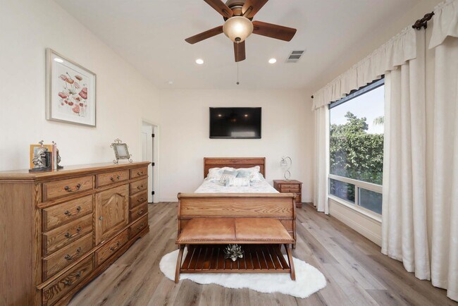 Building Photo - 2510 Tiverton Dr