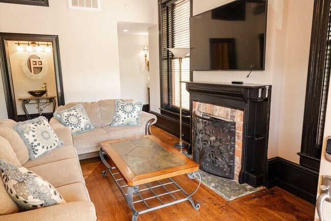 Building Photo - 275 S Limestone