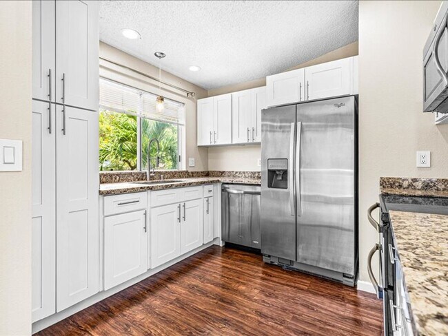 Building Photo - Pets Welcome!  2 bedroom, 2 bathroom single story townhouse
