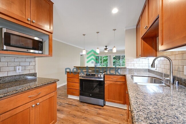 Building Photo - Bright & Remodeled Bellevue Condo | Steps to Downtown | Garage Included
