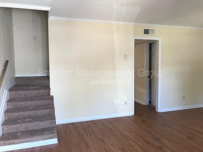 Building Photo - 122 Drake St