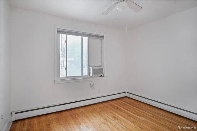 Building Photo - 115 W 13 Mile Rd