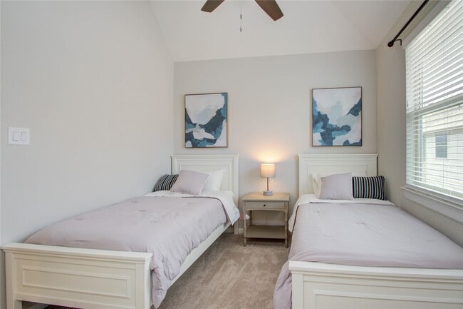 Building Photo - 2015 Royal Landing Dr