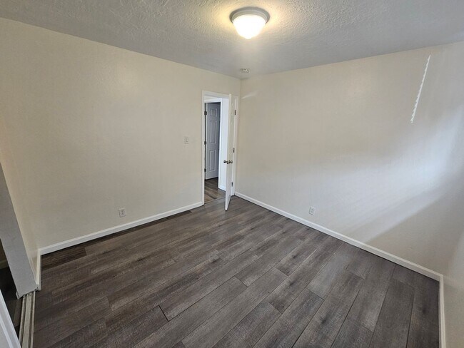 Building Photo - Move-In Ready: Secure 3BR Oakland Apartment with Paid Utilities