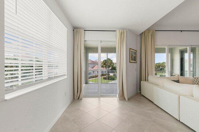 Building Photo - Stylish Corner Coach Home in Prime Fort My...