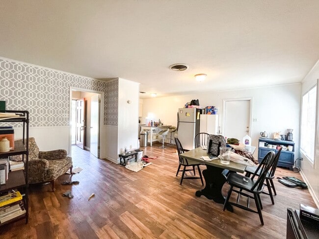 Building Photo - Adorable 4 Bed, 2 Bath Home for August 202...
