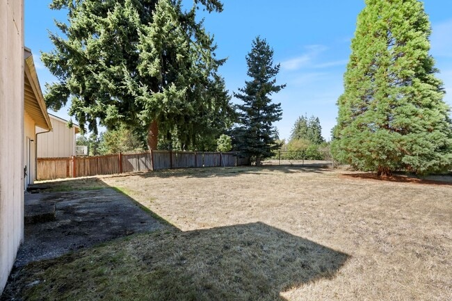 Building Photo - Move in ready - 3 bedrooms, 2 bath rambler...