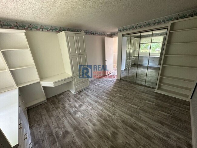 Building Photo - 2840 S Kenton Ct