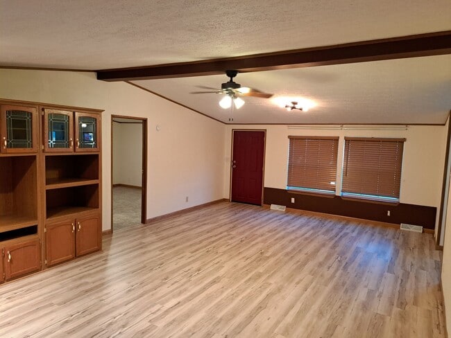 Building Photo - Ranch style 3 BR 2 BA
