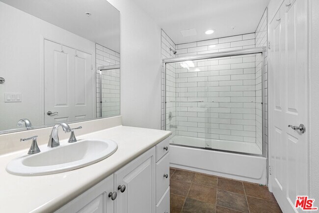 Building Photo - 6020 S Seabluff Dr
