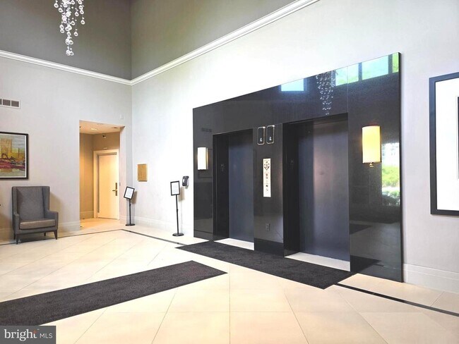 Building Photo - 1645 International Dr